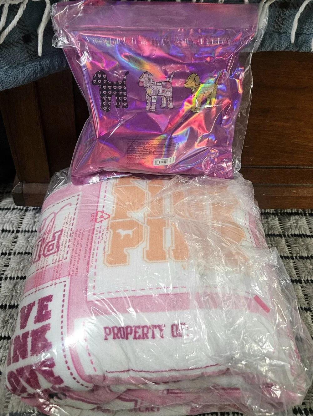 PINK VS PINK FRIDAY COZY SHERPA THROW BLANKET 50x60 & MYSTERY DOG BUNDLE new